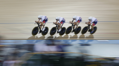 Los británicos Bradley Wiggins, Jonathan Dibben, Steven Burke y Owain Doull compiten como equipo en el Campeonato Mundial de Ciclismo en Pista de 2016 en el Velódromo de Londres en Londres el 2 de marzo./ADRIAN DENNIS / AFP