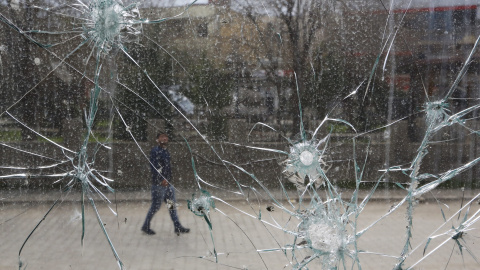 Un hombre pasa por delante de un escaparate roto por los enfrentamientos entre las fuerzas especiales y los militantes del PKK en Cizre, provincia de Sirnak. EFE/Cem Turkel