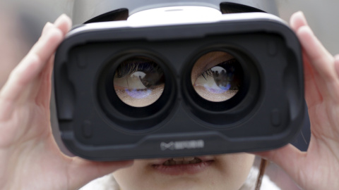 Una chica lleva un casco de realidad virtual en el Gran Salón del Pueblo en Beijing después de la inauguración de la Conferencia Consultiva Política del Pueblo Chino (CCPPCh) en Beijing, China, 3 de marzo de 2016. REUTERS / Damir Sagolj
