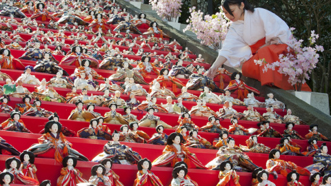 Una sacerdotisa Shinto coloca una muñeca Hina sobre los peldaños de la escalera que conduce al santuario Shinto durante la celebración del "Hina matsuri", o Festival de las Muñecas, en Ciudad Katsuura, Japón. EFE/Everett Kennedy Brown