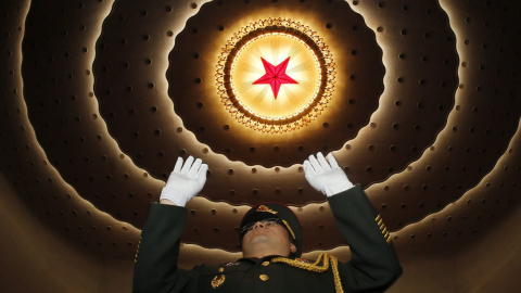 Un director de la orquesta militar participa en un ensayo con la banda antes de la ceremonia de apertura de la cuarta sesión de la 12 edición del Comité Nacional de la CPPCC celebrada en el Gran Palacio del Pueblo de Pekín. EFE/Wu Hong