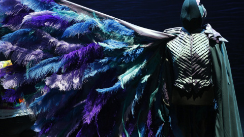 Detalle del traje que usará el bailarín Von Rothbart, que representará al brujo en la obra 'El Lago de los Cisnes', durante una rueda de prensa sobre la obra en Montevideo, Uruguay. EFE/Raúl Martínez