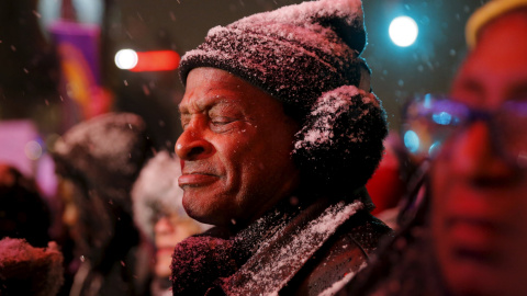 Un manifestante se encuentra bajo una tormenta de nieve, mientras espera en el lugar del debate presidencial del Partido Republicano en Detroit. REUTERS/Carlos Barria