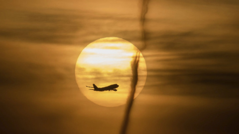 Un avión despega del aeropuerto internacional Rhine-Main a la salida del sol en Fráncfort. EFE/Frank Rumpenhorst