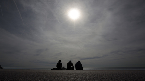 Turistas disfrutan de un clima soleado de invierno en Promenade des Anglais en Niza, Francia. REUTERS/Eric Gaillard