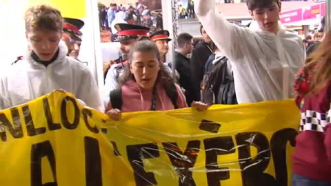 Un grupo de jóvenes protesta contra el Ejército en la Expojove de Girona Un grupo de jóvenes protesta contra el Ejército en la Expojove de Girona
