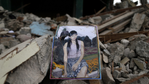 El retrato de una mujer permanece entre las ruinas de un club nocturno durante la demolición del "barrio rojo" de Kalijodo en Yakarta, Indonesia. EFE/Mast Irham