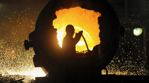 Trabajador en un horno en una planta de acero en Hefei, China. REUTERS/Stringer