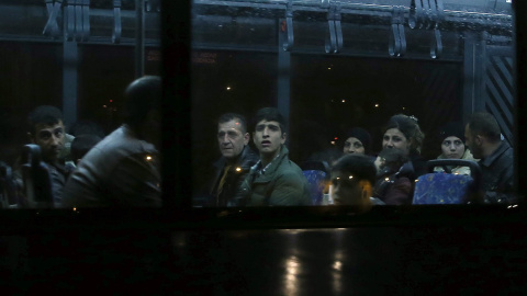 Un grupo de 64 refugiados sirios, iraquíes y eritreos a su llegada a la terminal militar de Figo Maduro en Lisboa (Portugal).- EFE