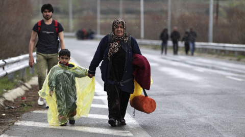 Un grupo de refugiados camina hacia el campamento de refugiados de Idomeni, norte de Grecia.- EFE