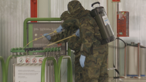 El Ejército desinfecta la Estación de Tren de Bilbao El Ejército desinfecta la Estación de Tren de Bilbao
