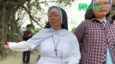 Una monja birmana suplica de rodillas el cese de la violencia Una monja birmana suplica de rodillas el cese de la violencia