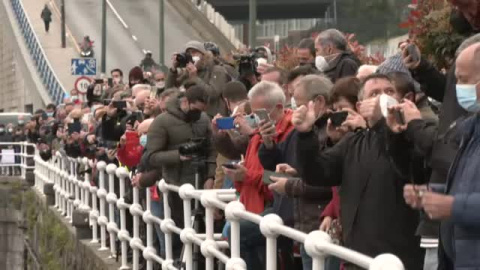 Prueba de flotabilidad de la gabarra en la ría de Bilbao Prueba de flotabilidad de la gabarra en la ría de Bilbao