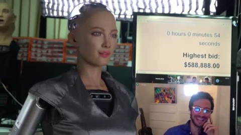 La robot humanoide Sophia pinta su primera obra de arte digital La robot humanoide Sophia pinta su primera obra de arte digital