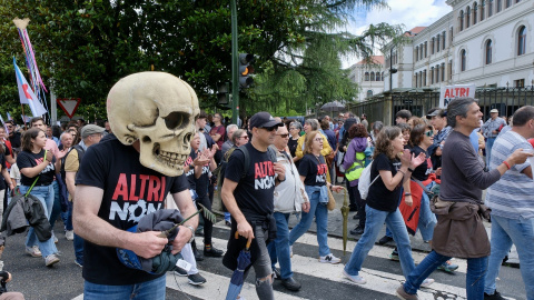 30 de junio de 2024. Decenas de personas en una nueva protesta contra la empresa de celulosa Altri, en la sede de la Xunta de Galicia este domingo. 30 de junio de 2024. Decenas de personas en una nueva protesta contra la empresa de celulosa Altri, en la sede de la Xunta de Galicia este domingo.
