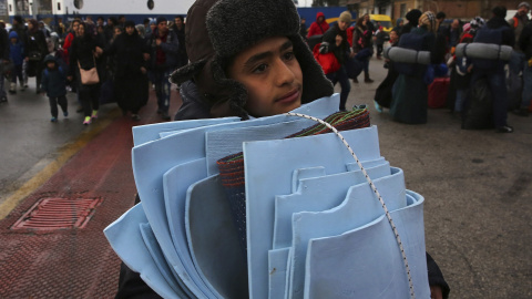 Miles de personas permanecen atrapadas en el campo de refugiados de Idomeni, en la frontera con Macedonia, horas después de la cumbre entre la Unión Europea y Turquía.- EFE