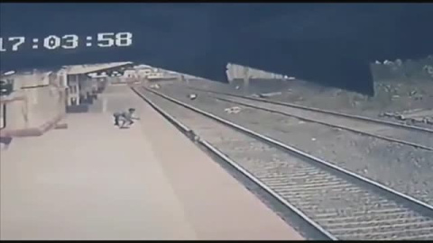 Rescate 'in extremis' de un niño en La India Rescate 'in extremis' de un niño en La India