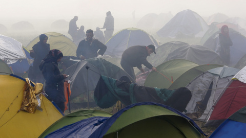 Grecia ha amenazado a Macedonia con serias consecuencias si no permite el paso de refugiados por la frontera.- EFE