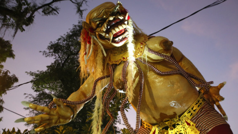 Un grupo de balineses portan una estatua gigante del demonio tradicionalmente conocido como 'Ogoh-ogoh' durante la cabalgata del Día del Silencio en Denpasar, Bali (Indonesia). EFE/Made Nagi