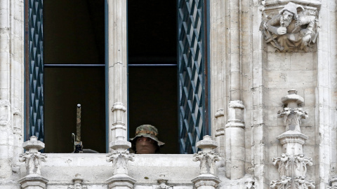 Un francotirador de las fuerzas especiales de la policía belga vigila la Grand Place de Bruselas antes de la llegada del presidente alemán Joachim Gauck. REUTERS/Francois Lenoir