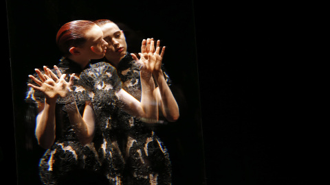 Una modelo presenta una creación del diseñador Iris van Herpen en París. REUTERS/Benoit Tessier