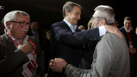 El secretario general de UGT, Cándido Méndez (d), saluda al expresidente del Gobierno, José Luis Rodríguez Zapatero (c), ante el secretario general de CCOO, Ignacio Fernández Toxo, durante el 42 Congreso Confederal de UGT hoy en Madrid. EFE