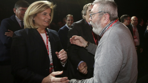 El secretario general de UGT, Cándido Méndez (d), saluda a la ministra de Empleo en funciones, Fátima Báñez, durante el 42 Congreso Confederal de UGT hoy en Madrid. EFE/Javier Lizón