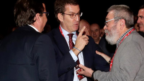 El secretario general de UGT, Cándido Méndez (d), conversa con los presidentes de Extremadura, Guillermo Fernández Vara (i), y de la Xunta, Alberto Núñez Feijóo (c), durante el 42 Congreso Confederal de UGT hoy en Madrid. EFE/Javier Lizón
