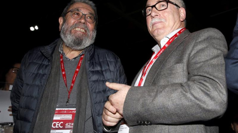Los secretarios generales de UGT, Cándido Méndez (i), y de CCOO, Ignacio Fernández Toxo, antes de la apertura del 42 Congreso Confederal de UGT hoy en Madrid. EFE/Kiko Huesca