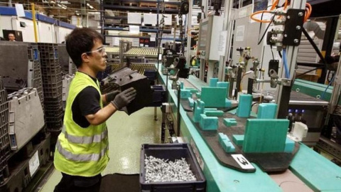 un empleado discapacitado trabaja en la factoría de ford de Almussafes, Valencia. EFE un empleado discapacitado trabaja en la factoría de ford de Almussafes, Valencia. EFE