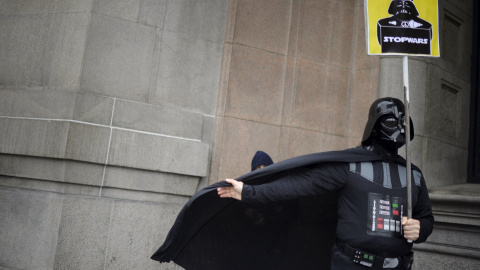 Manifestantes vestidos como personajes de Star Wars participan en una protesta contra el gasto militar en Bilbao. REUTERS/Vincent West