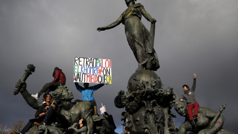 Varias personas protestan contra la reforma laboral gubernamental en Burdeos, Francia. EFE/Yoan Valat