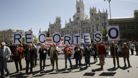 Varias personas componen con sus pancartas la frase "RECORTES 0" durante la manifestación convocada por UGT y CCOO con motivo del Primero de Mayo. EFE/Paco Campos Varias personas componen con sus pancartas la frase "RECORTES 0" durante la manifestación convocada por UGT y CCOO con motivo del Primero de Mayo. EFE/Paco Campos