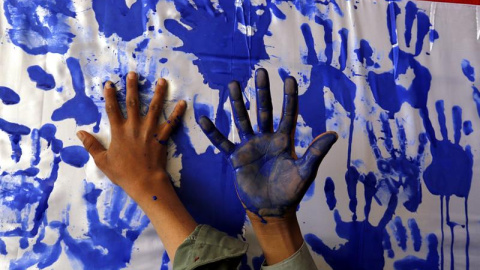 Niños yemeníes participan en una protesta contra las operaciones militares de la coalición árabe, encabezada por Arabia Saudí, en Saná, Yemen, el 9 de marzo del 2016. EFE/Yahya Arhab