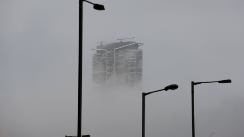Un rascacielos de apartamentos residenciales se ve bajo la niebla en Hong Kong. REUTERS/Bobby Yip TPX IMAGES OF THE DAY