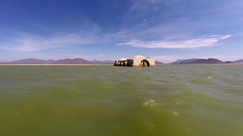 Un antiguo templo dominico resurge por la sequía de las aguas en la presa Benito Juárez, situada en el municipio de Jalapa del Marqués, en el estado mexicano de Oaxaca. EFE/STR