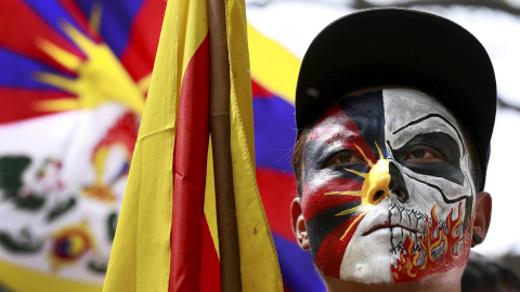 Un activista tibetano asiste a una protesta organizada para celebrar el 57 aniversario del levantamiento tibetano contra el gobierno chino, en Nueva Delhi, India. REUTERS / Cathal McNaughton