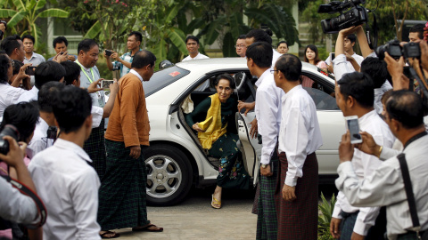 La líder del partido de la Liga Nacional para la Democracia (LND), Aung San Suu Kyi llega a una reunión con miembros parlamentarios de la LND en Sipin hostal de Naypyitaw. REUTERS / Soe Zeya Tun