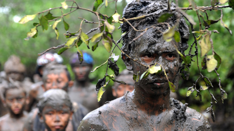 Habitantes de Bali se bañan en barro, una tradición conocida como Mebuug - buugan, en el pueblo de Kedonganan, cerca de Denpasar./SONNY TUMBELAKA/AFP
