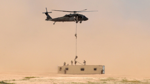 Las fuerzas especiales realizan los ejercicios militares en Hafr al -Batin, a 500 kilómetros al noreste de la capital, Riad, Arabia, 2016./ FAYEZ NURELDINE / AFP