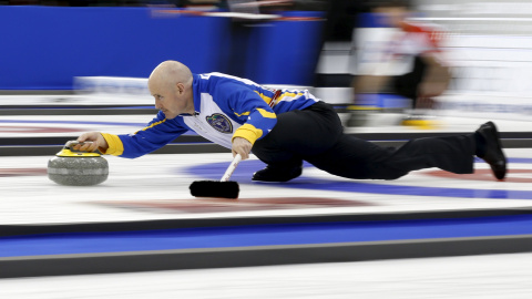 Kevin Koe del equipo Alberta realiza un tiro contra el equipo de Canadá en el campeonato de curling en Ottawa, Canadá, 10 de marzo de 2016. REUTERS / Chris Wattie
