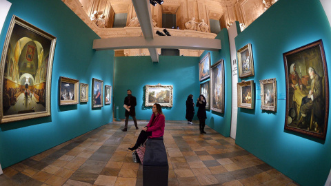 Una joven observa algunas de las obras que forman parte de la exposición "De Poussin a los Impresionistas, tres siglos de pintura francesa en el Hermitage", en Turín, Italia, hoy, 10 de marzo de 2016. La muestra abrirá sus puertas al públic