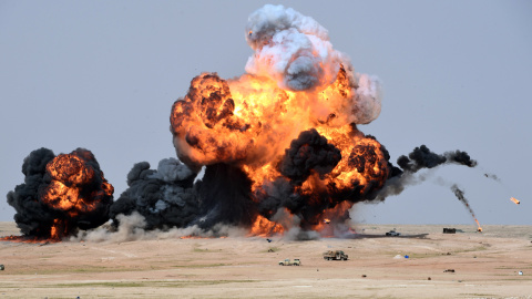 Fotografía de una explosión tras un bombardeo aéreo durante los ejercicios militares del Norte trueno en Hafr al -Batin, a 500 kilómetros al noreste de la capital Riad, Arabia, el 10 de marzo de 2016.FAYEZ NURELDINE / AFP
