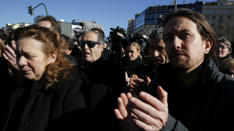 El líder de Podemos, Pablo Iglesias, junto a la presidenta de la Asociación 11-M Afectados del Terrorismo, Pilar Manjón, durante el homenaje a las 193 personas asesinadas en los atentados yihadistas del 11 de marzo de 2004 en la Estación de