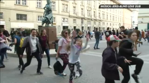 Original desfile por el centro de Budapest para "olvidar los problemas diarios" Original desfile por el centro de Budapest para "olvidar los problemas diarios"