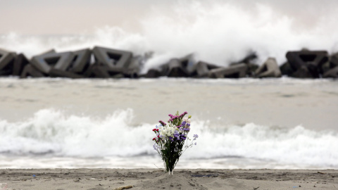 Flores han sido colocadas en la orilla de la playa en Arahama en el distrito de Sendai con motivo del quinto aniversario del terremoto y posterior tsunami que devastó Japón el 11 de marzo de 2011. EFE/Kimimasa Mayama