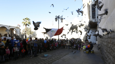 La bandera siria es izada en la entrada principal del mercado de Damasco, Siria, el 11 de marzo del 2016. EFE/Youssef Badawi