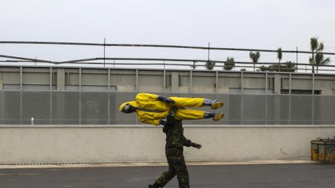 Un militar del ejército brasileño carga un maniquí en una capacitación contra atentados biológicos, como preparación para los Juegos Olímpicos y Paralímpicos Rio 2016, en el Parque Radical en Río de Janeiro. EFE/Antonio Lacerda