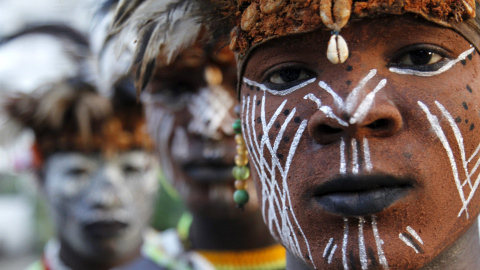Miembros del pueblo Liabo se preparan para actuar en MASA (Mercado de Artes escénicas de África ) en el palacio de la cultura de Abiyán, en Costa de Marfil. REUTERS/Luc Gnago