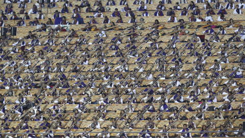 Varios participantes tocan el sitar durante el Festival Mundial de la Cultura que se celebra en Nueva Delhi, India. EFE/Harish Tyagi